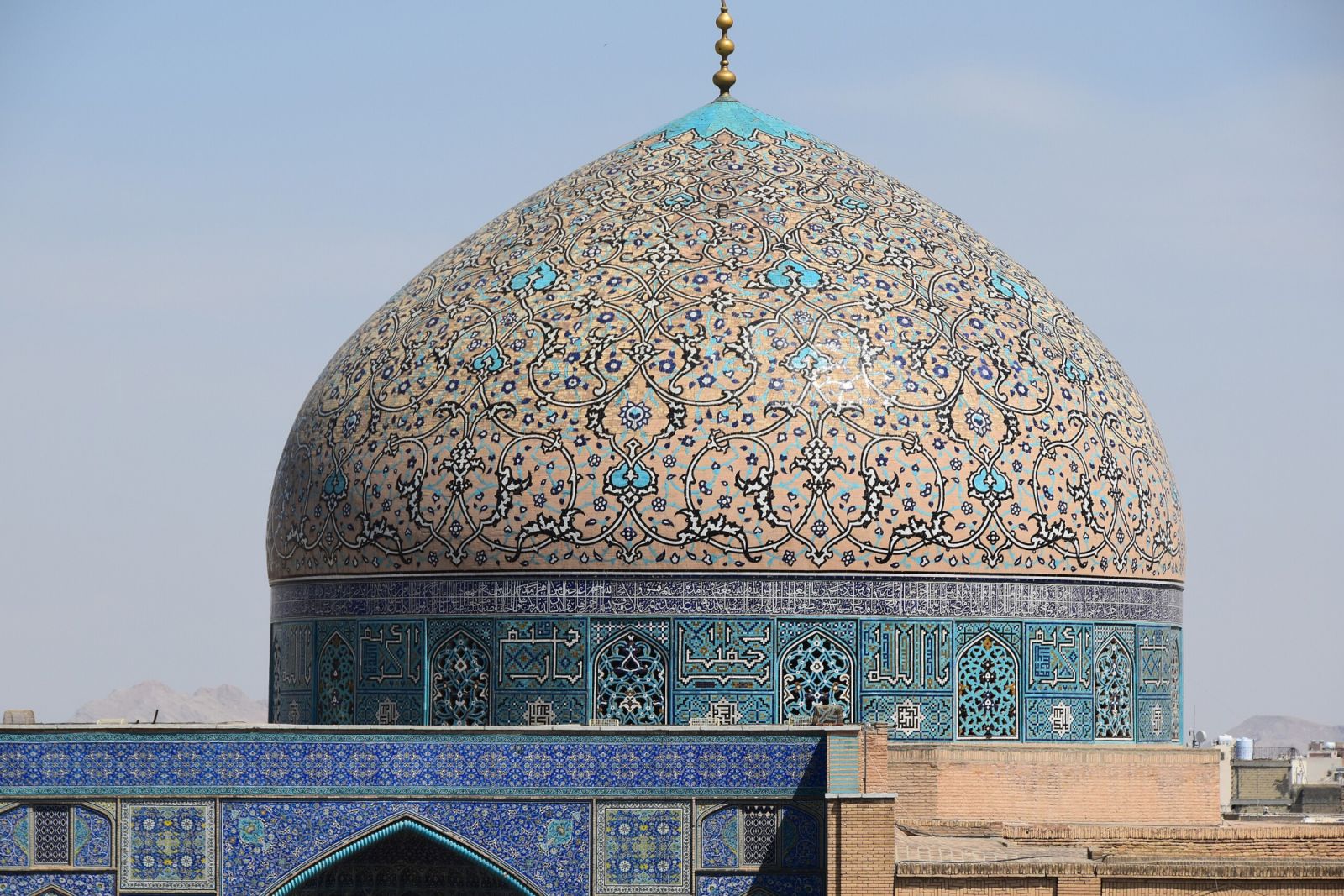 The mosque’s façade is adorned with tiles featuring elaborate designs (Photo: J.salehifar / WikiCommons)
