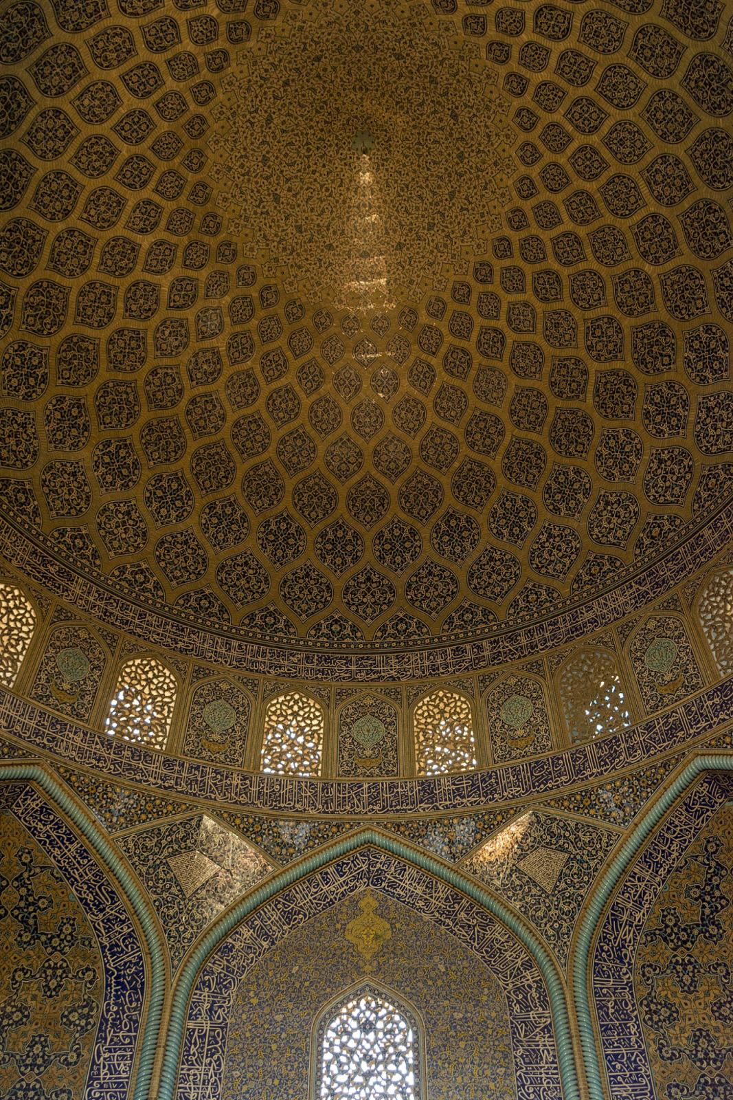 The arabesque-style dome (Photo: Moeinashoori / WikiCommons)