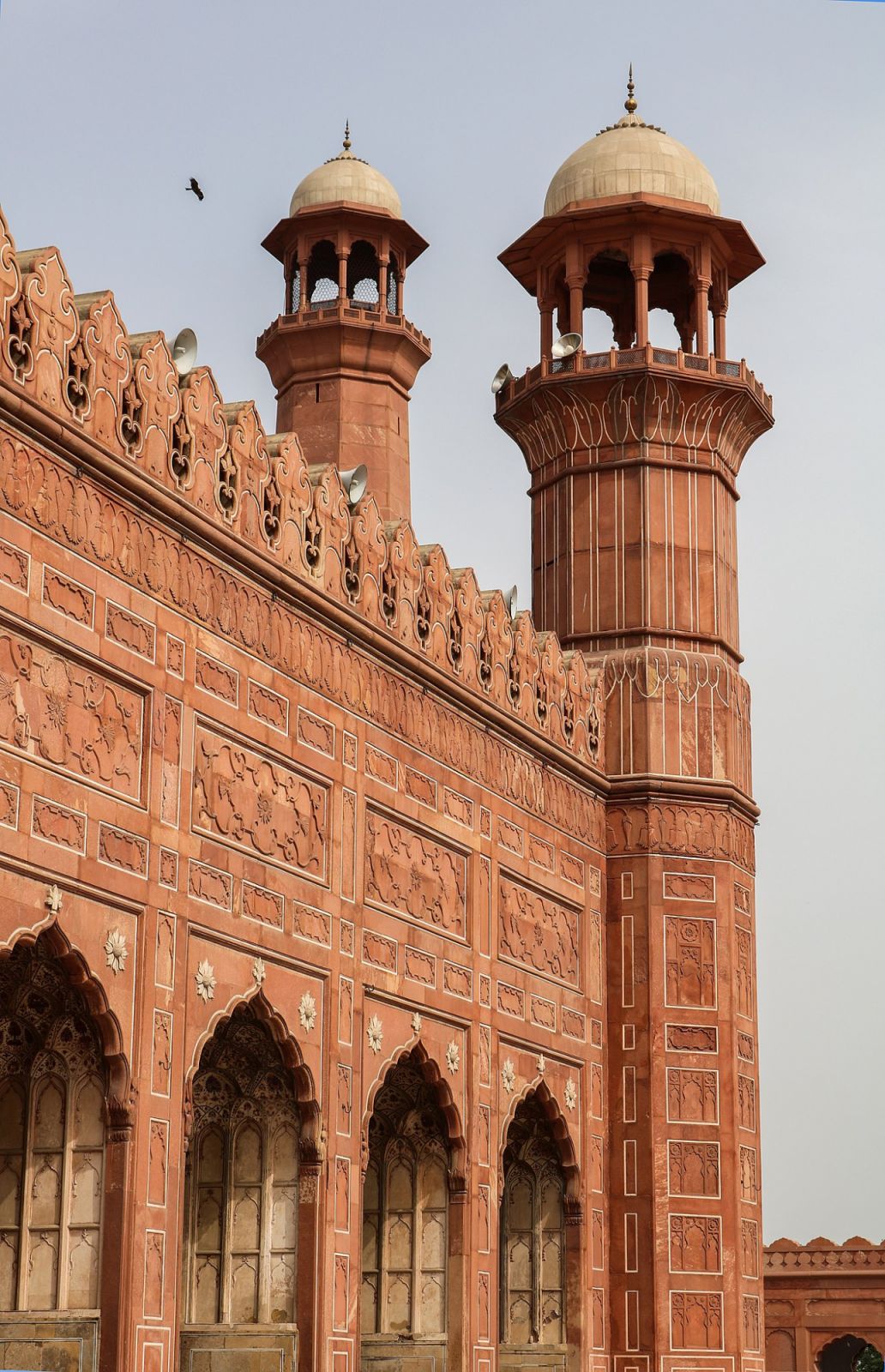 The octagonal minarets with with marble canopies (Photo: Ch Humayun Hanif / WikiCommons)