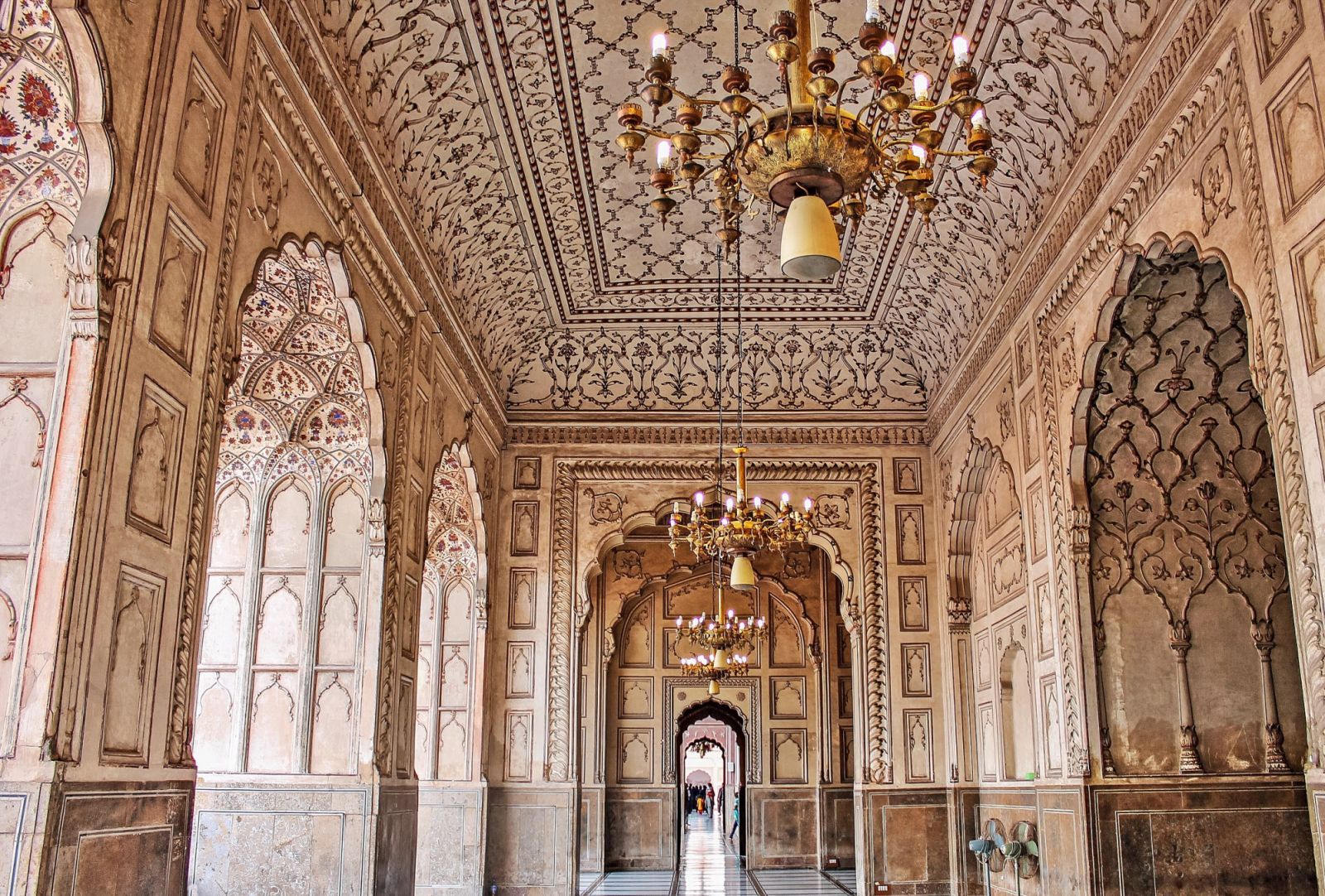 The elaborate floral motifs common to Mughal art (Photo: Shabi Abdullah / WikiCommons)