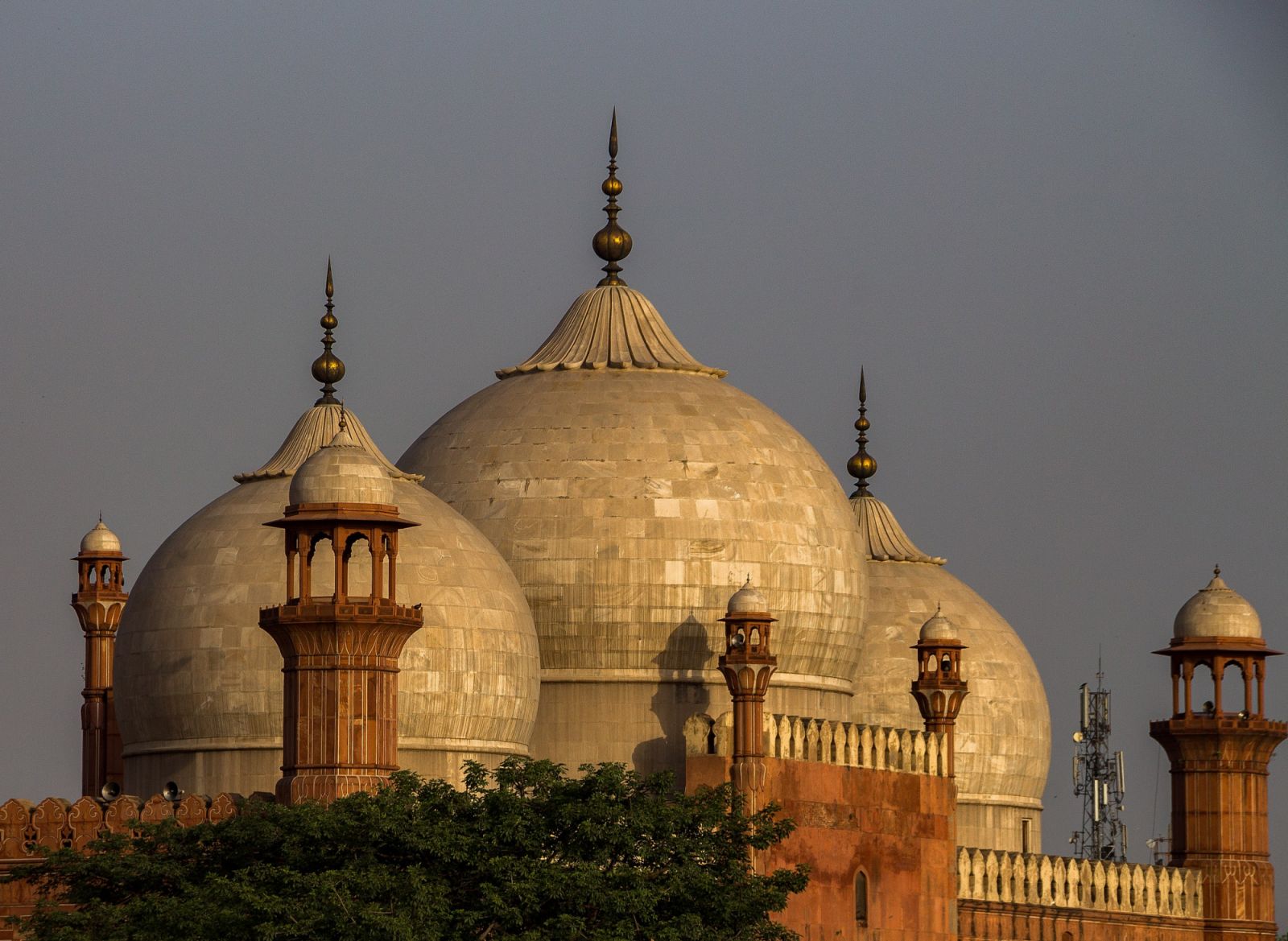 The three marble domes with minarets made of red sandstone (Photo: Fassifarooq / WikiCommons)