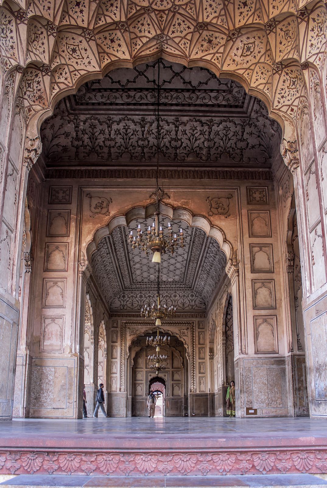 The prayer hall with intricate muqarna designs in the arched niches (Photo: Maheen zafar / WikiCommons)