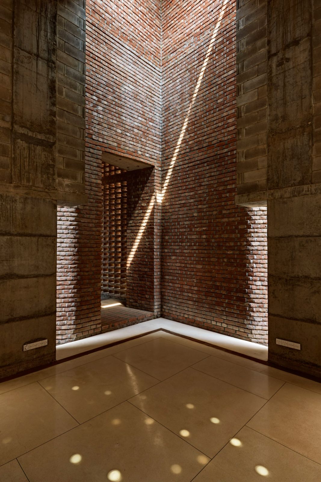 Light through a vertical slit in the cylindrical brick wall denotes the direction of qibla (Photo: Courtesy of Marina Tabassum Architects via @dezeen / Instagram)