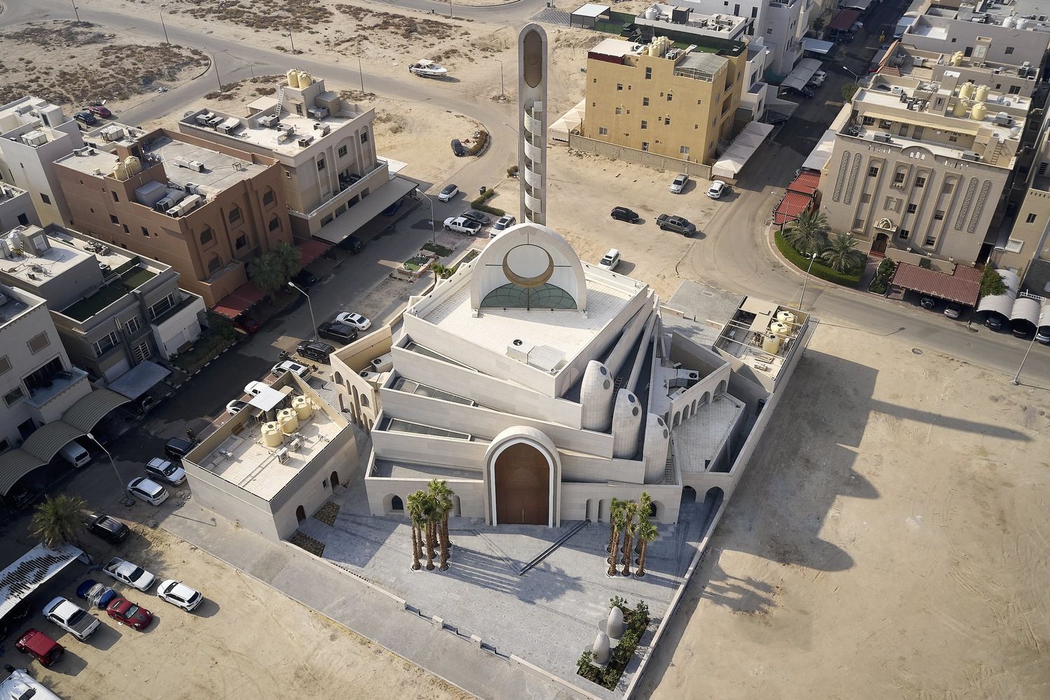 The five masses represents the five daily prayers (Photo: Mohammed Ashkanani, Mohammed Alsaad, Nasser Alomairi via @babnimnim / Instagram)