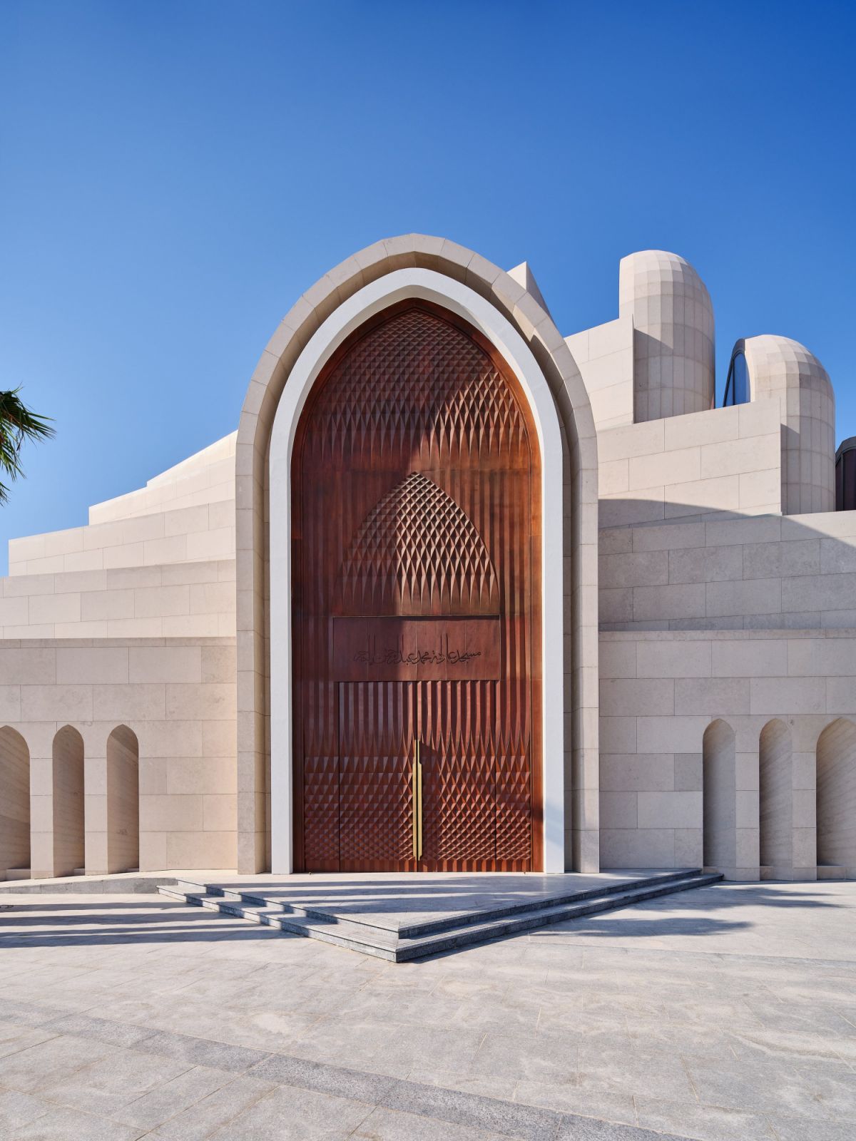 The wooden entrance door (Photo: Mohammed Ashkanani, Mohammed Alsaad, Nasser Alomairi via @babnimnim / Instagram)