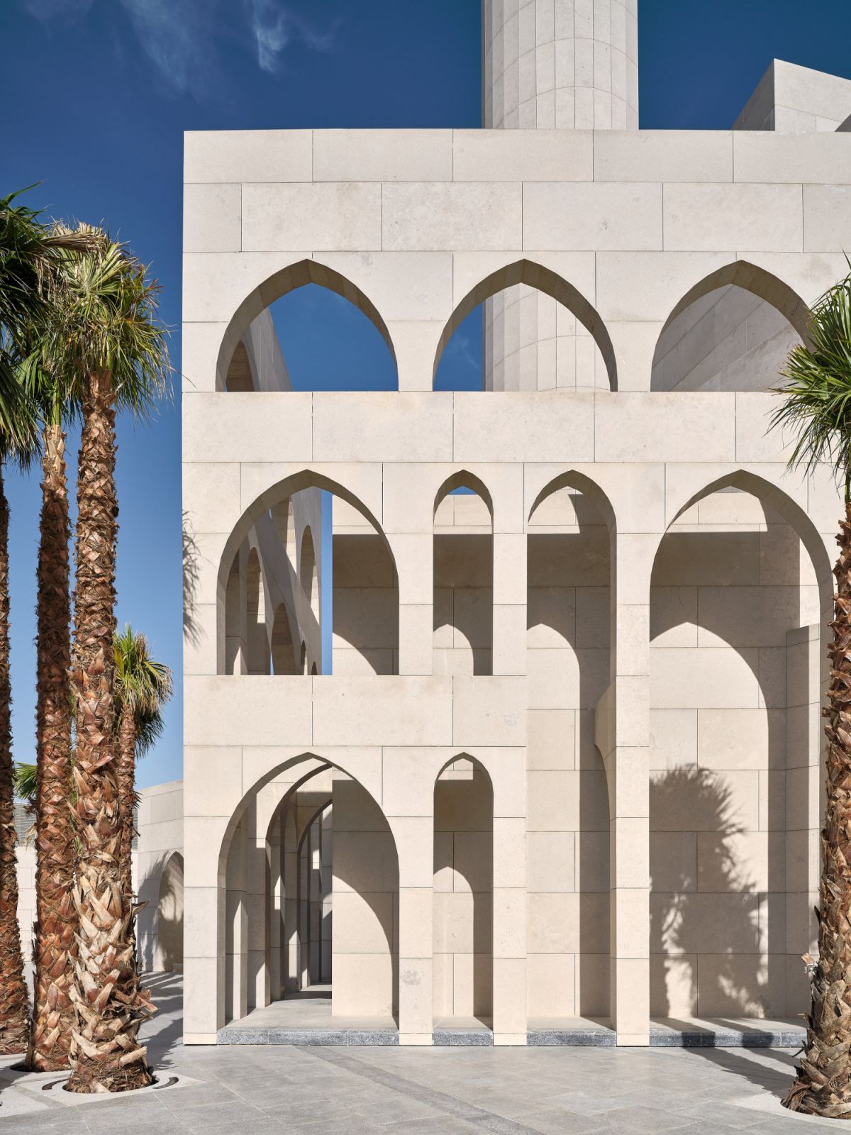 The lancet arched doorways (Photo: Mohammed Ashkanani, Mohammed Alsaad, Nasser Alomairi via @babnimnim / Instagram)
