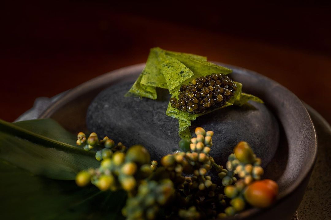 Melinjo crisp with pickled perah and caviar (Photo: Instagram / @dewakanmy)