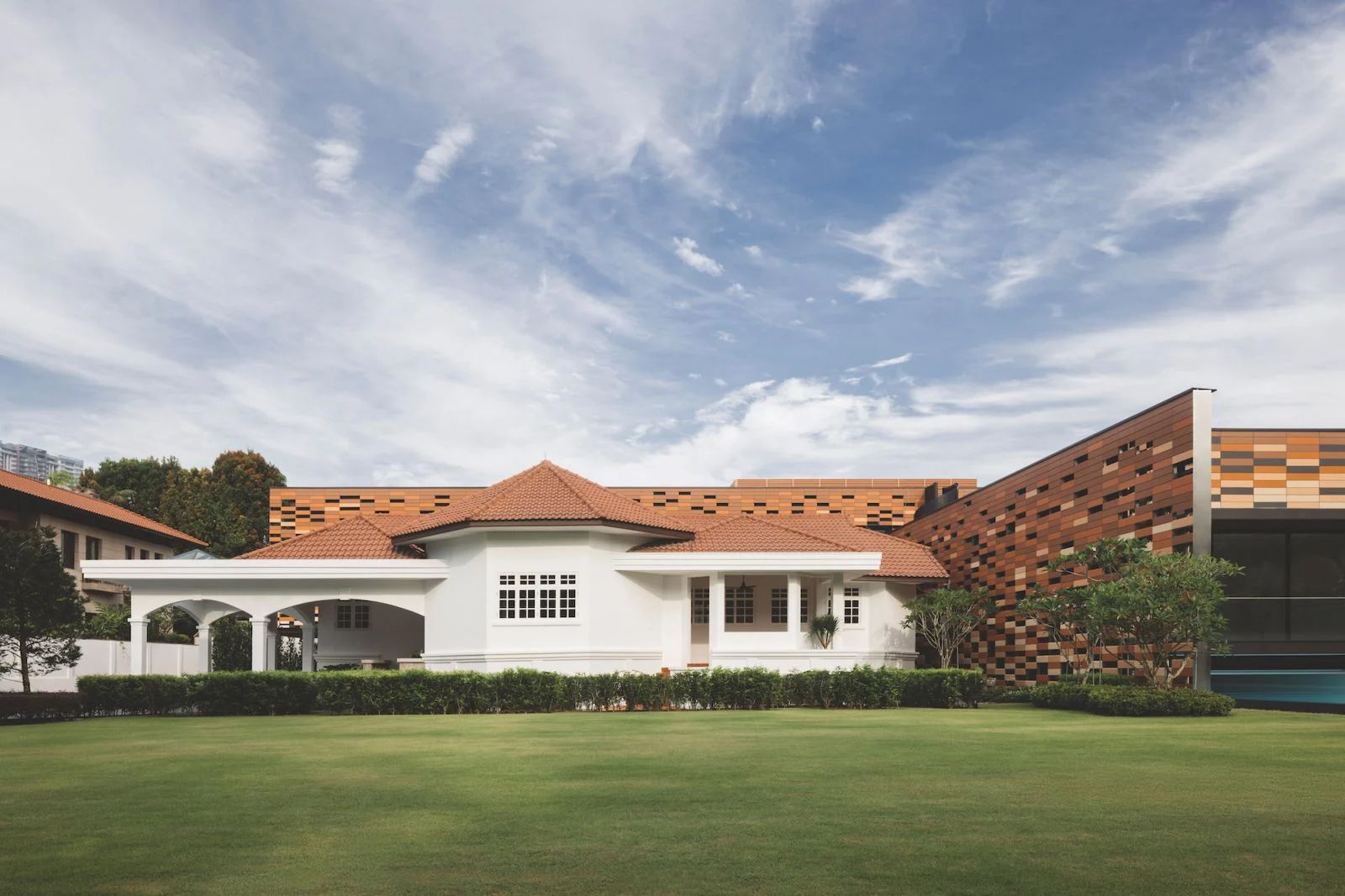 The extension was designed as a ‘pixellated’ backdrop that also references the terracotta roof of the original neoclassical-style building