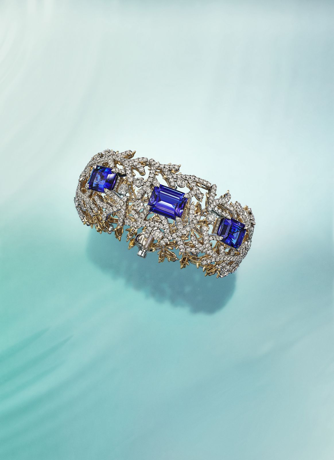 Tiffany Blue Book 高級珠寶系列幻海秘境 Out of the Blue 鉑金與 18K 金鑲嵌總重逾 25 克拉坦桑石與鑽石手環。 （Photo: Tiffany）