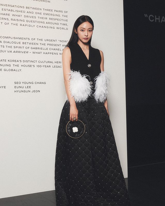 全少妮身穿Chanel造型。(Photo: Instagram @somewheregreeny)