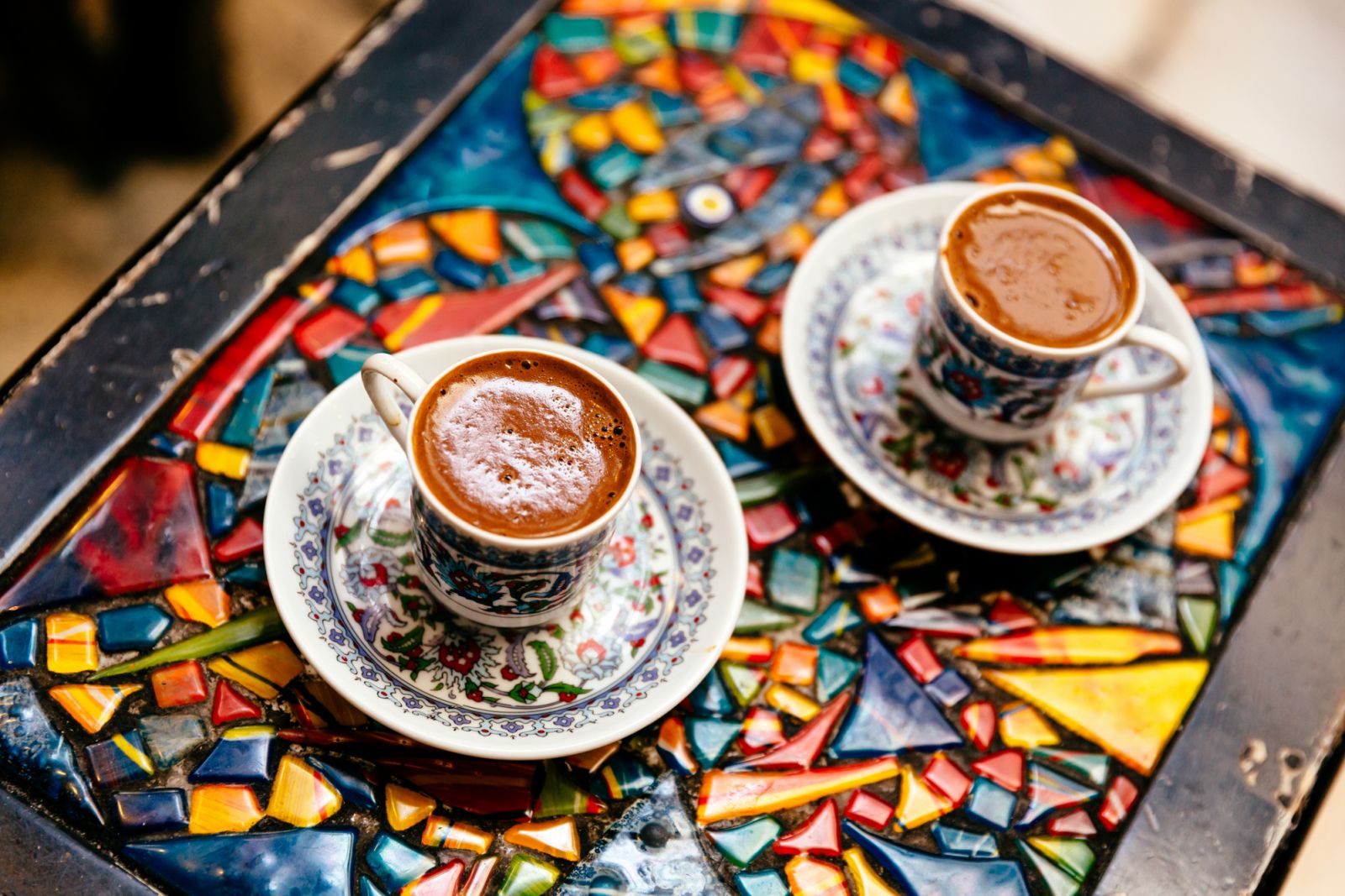 กาแฟตุรกีแบบดั้งเดิมเสิร์ฟพร้อมกากกาแฟในถ้วยเดอมิทาส (ภาพ: Getty Images)