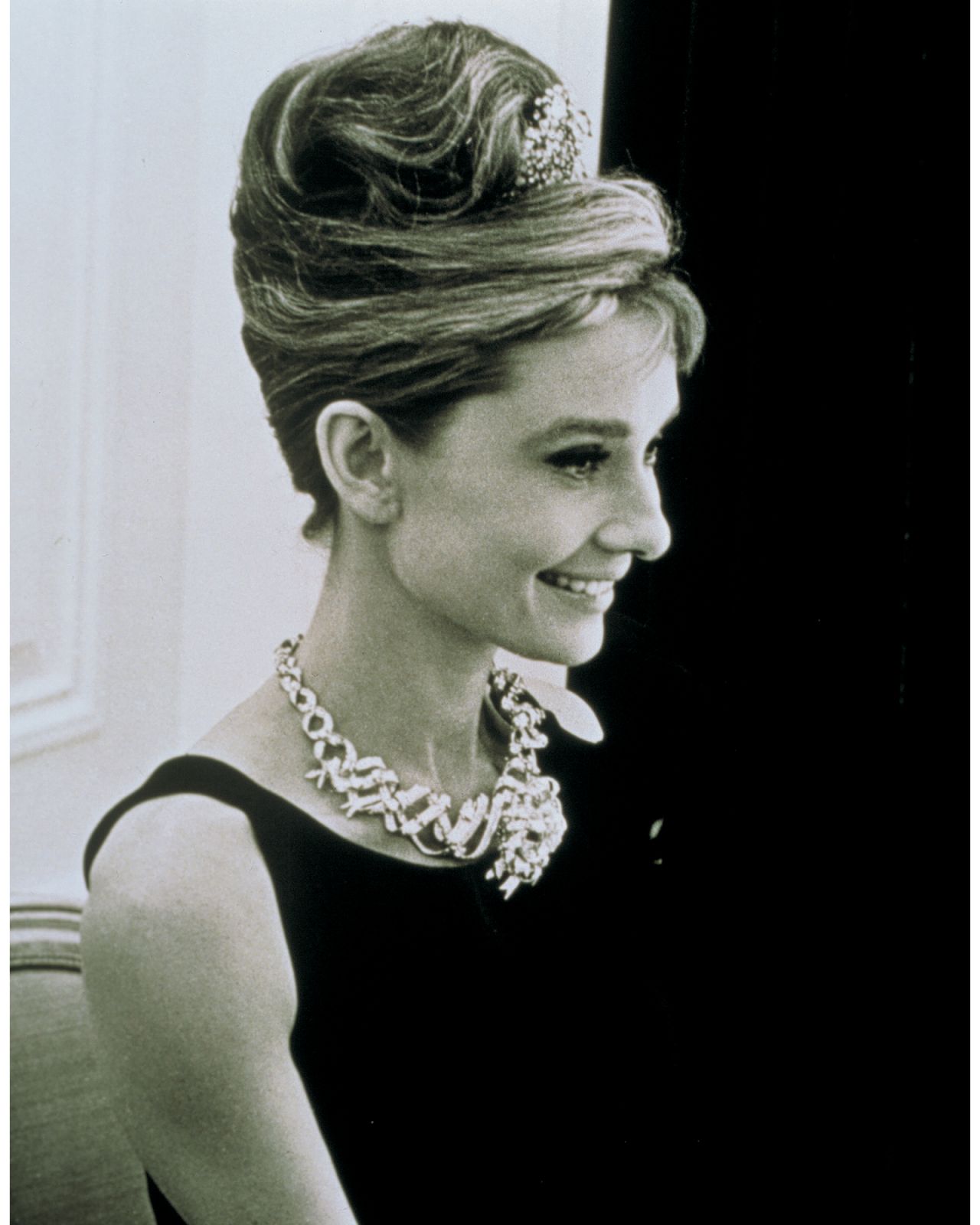 Audrey Hepburn配戴Ribbon Rosette黃鑽鑽石項鍊。（Photo: Tiffany & Co.）