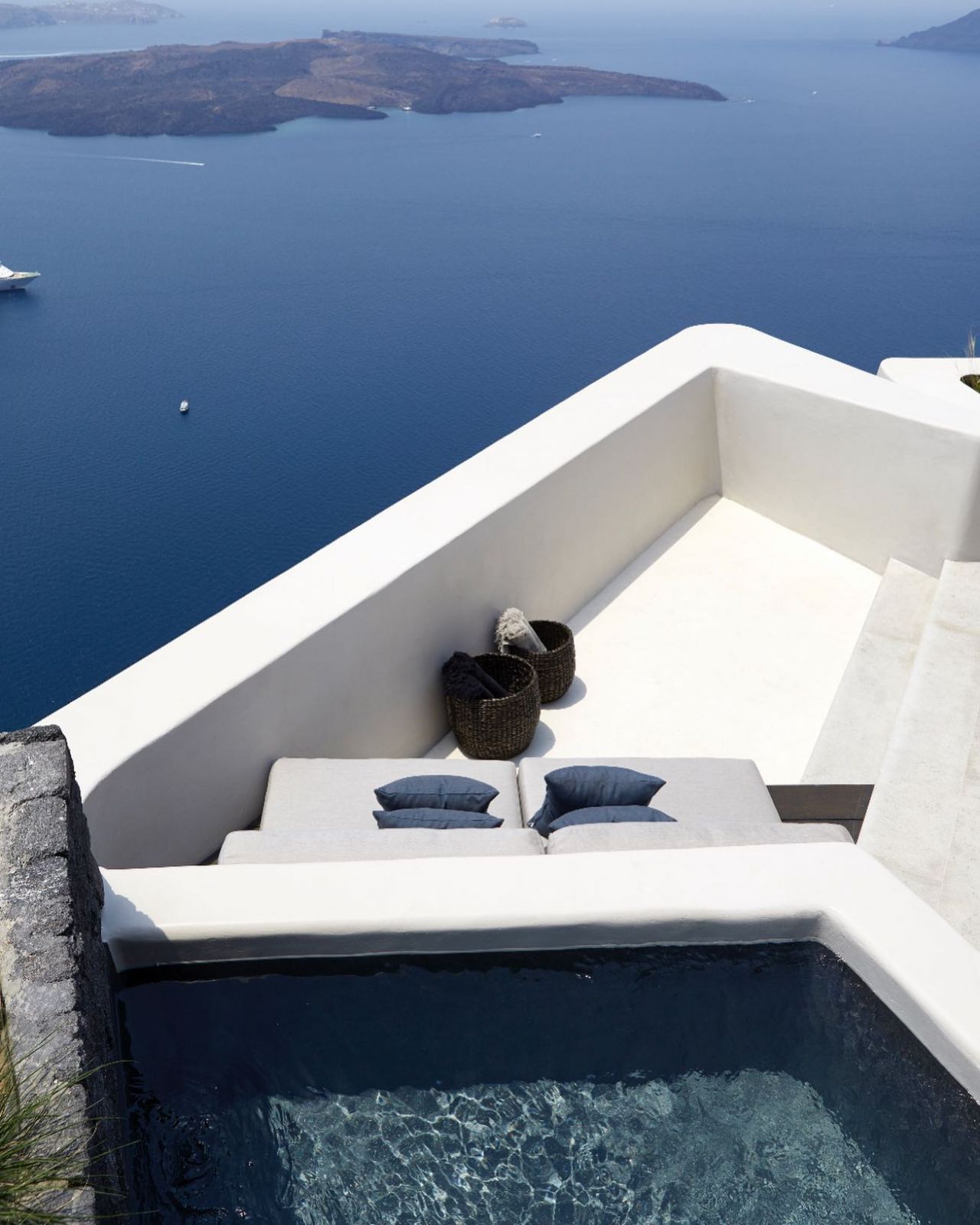 世上最美的設計酒店:Vora Villas Santorini,希臘聖托里尼(Photo: IG@vora_santorini)