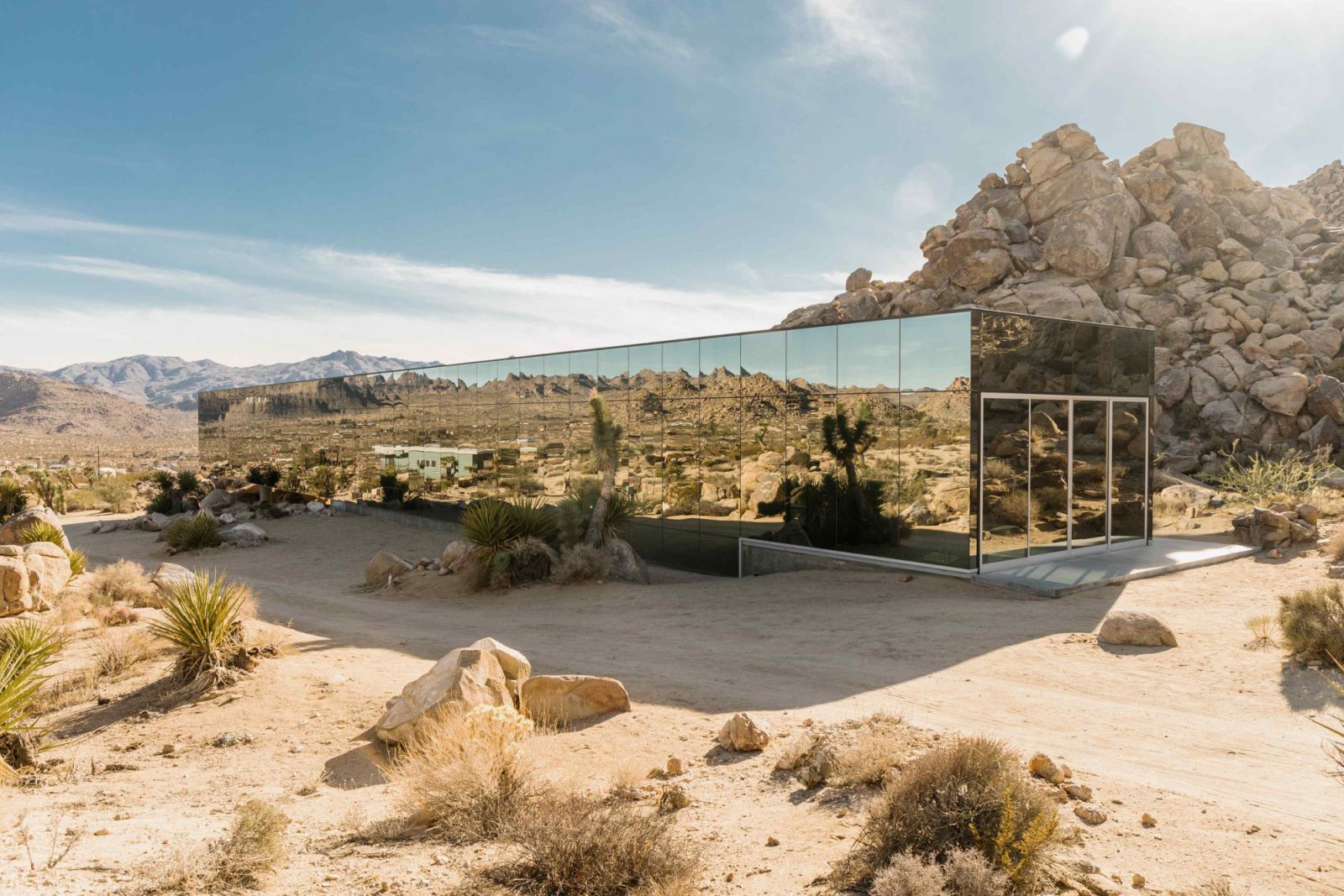 The glass-encased Invisible House in Joshua Tree, California (Photo: Fieldtrip)