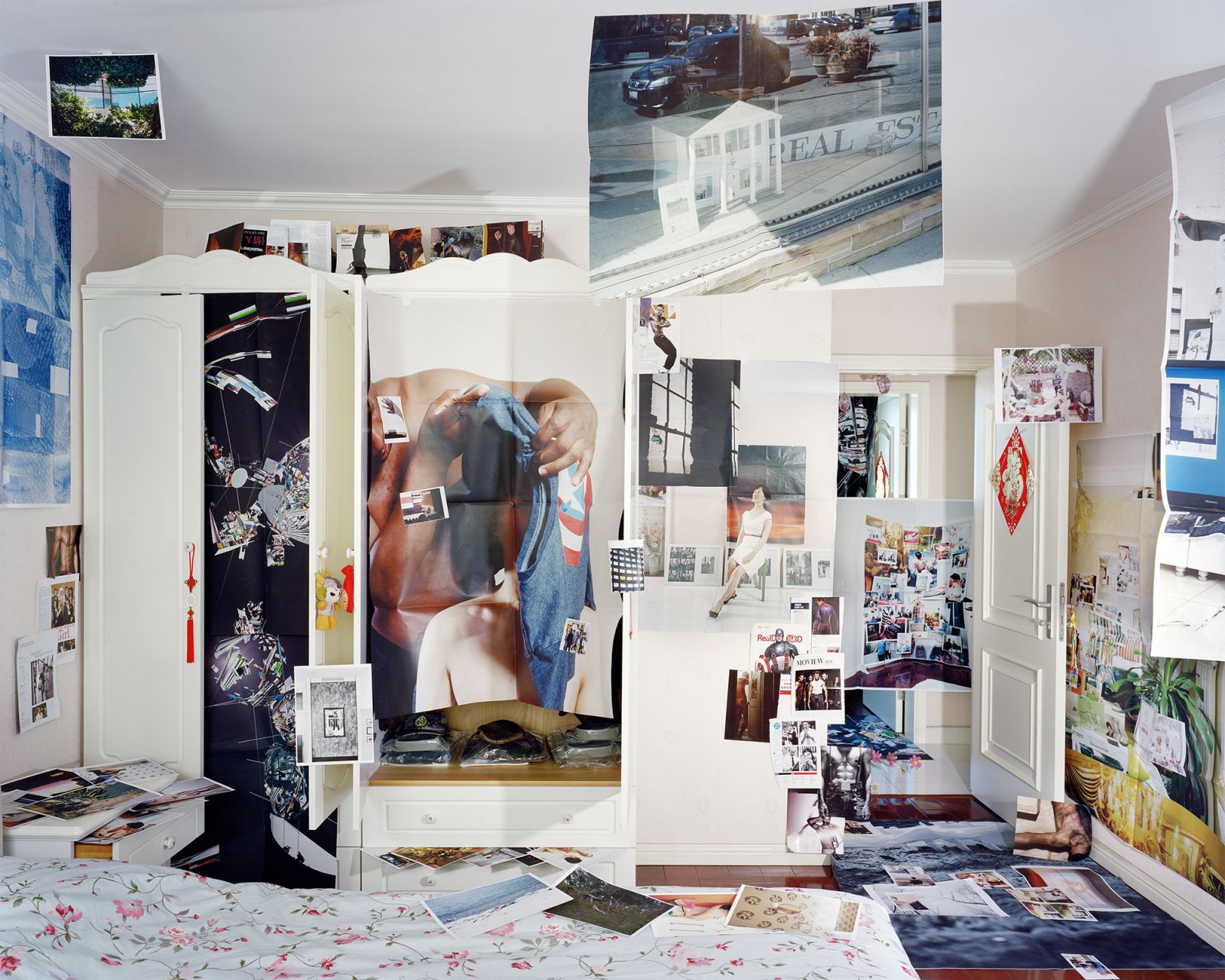 徐冠宇（Guanyu Xu）/ Opened Closets 打開的衣櫃, 2019 / Series: Temporarily Censored Home 暫時存在的家 / Archival Pigment Print 142.2 x 177.8 cm (56 x 70 in) / Edition of 3 plus 2 AP（Photo：爍樂）
