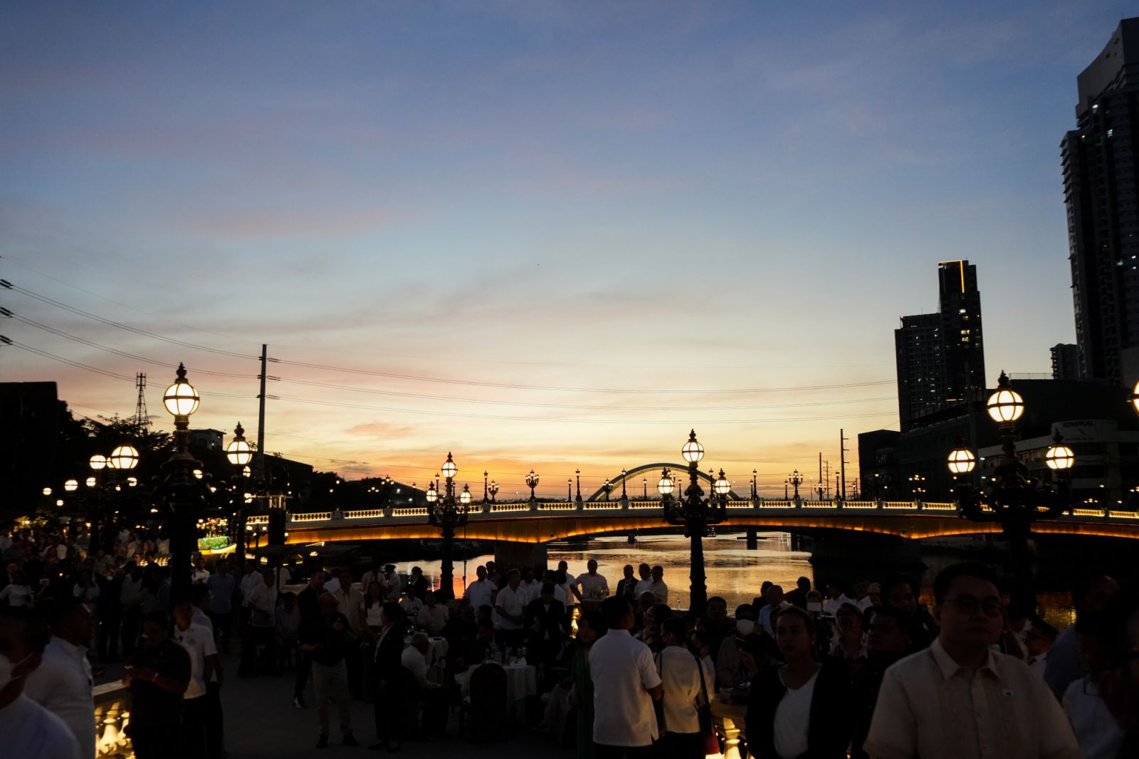 An evening at the Pasig River Esplanade behind the Manila Post Office (Photo: Jon Nouel Hipe)