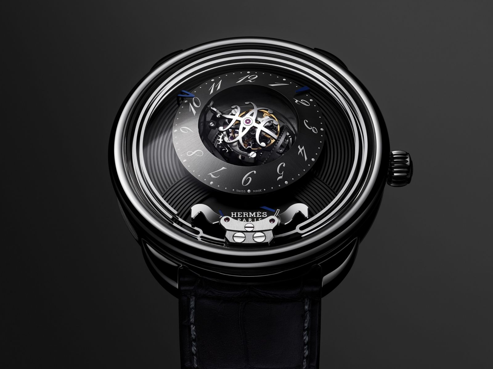 Arceau Duc Attelé三軸陀飛輪三問腕錶腕錶同時具備中置陀飛輪以及三問報時的複雜功能。(Photo: Hermès)