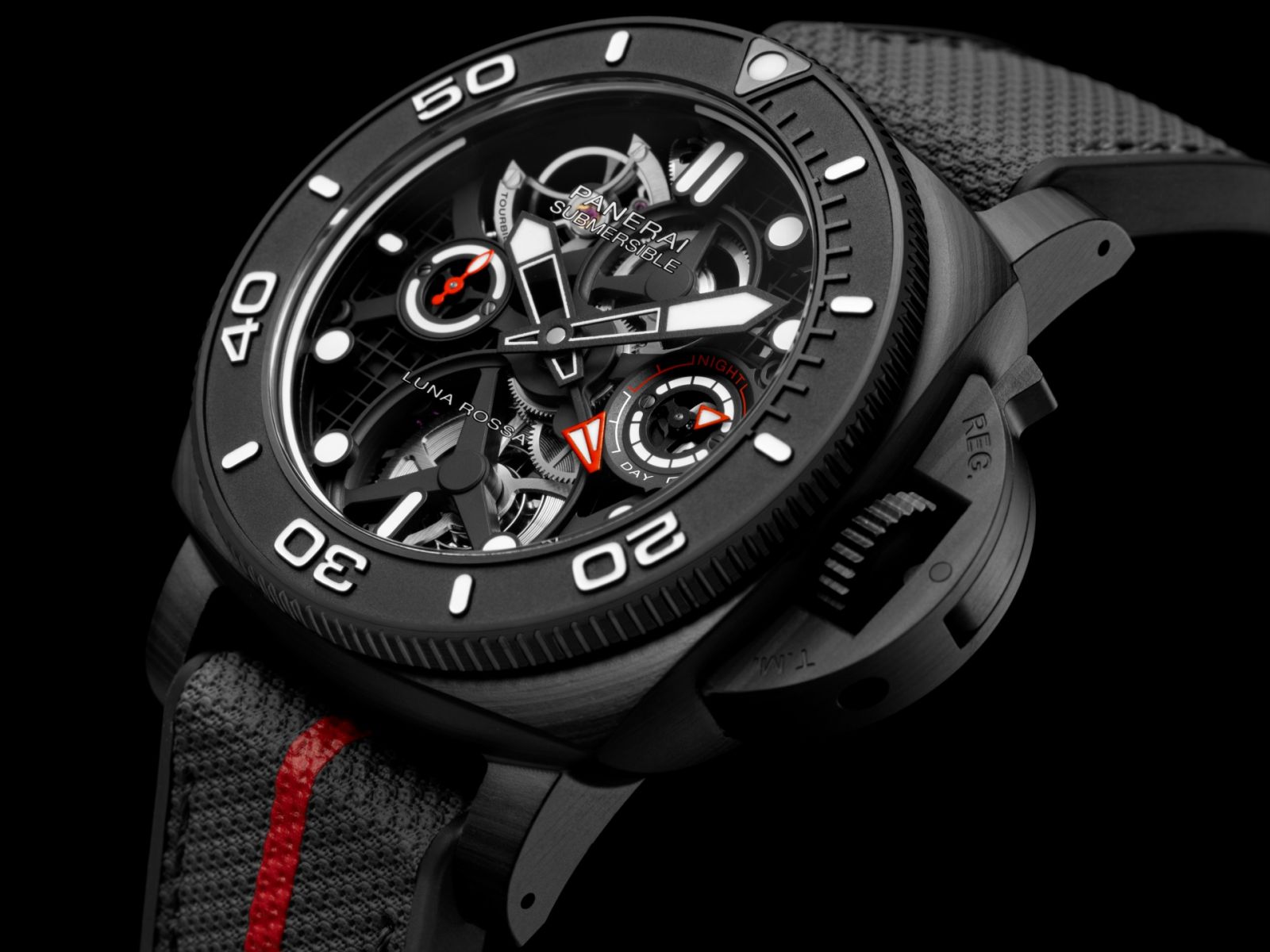 Submersible Tourbillon GMT Luna Rossa是Submersible系列首款配備陀飛輪功能的腕錶。(Photo: Panerai)