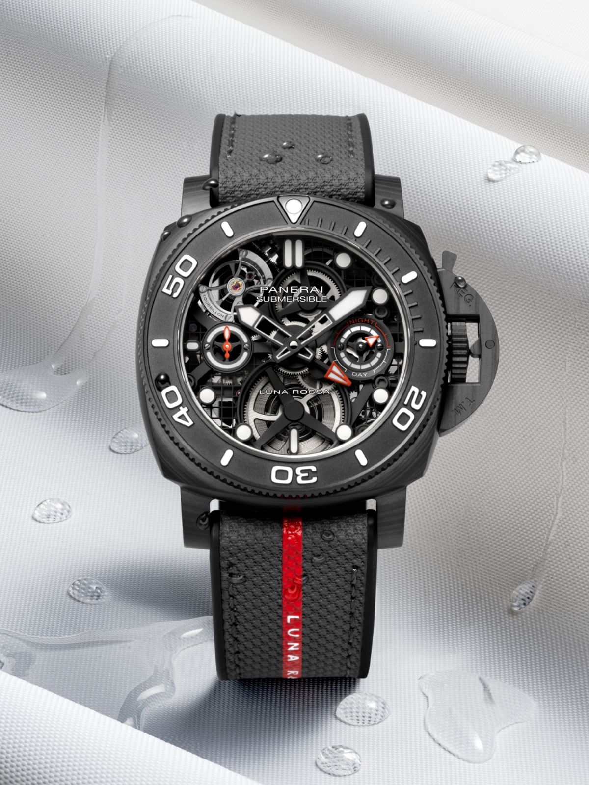 沛納海Submersible Tourbillon GMT Luna Rossa腕錶。(Photo: Panerai)