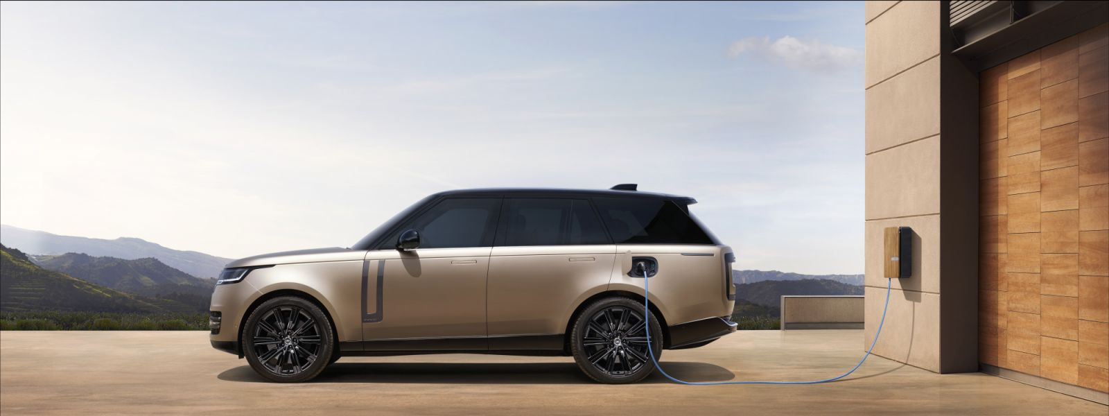 Range Rover SE P460e in Batumi Gold