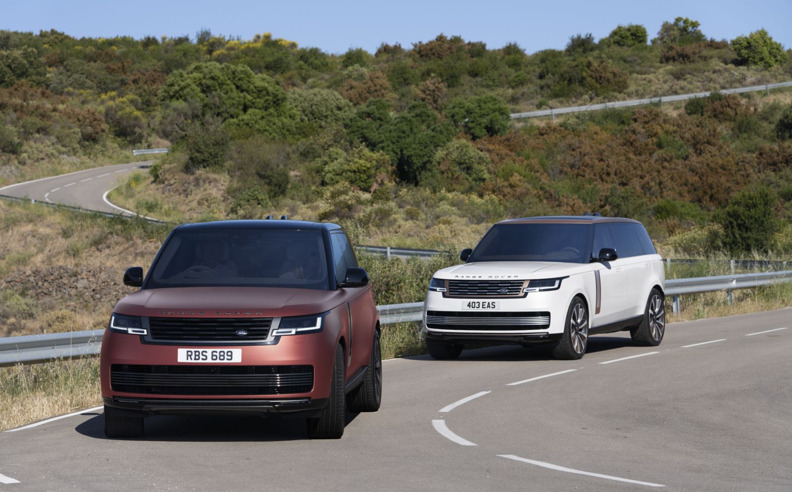 The Range Rover SE P460e in two different colours
