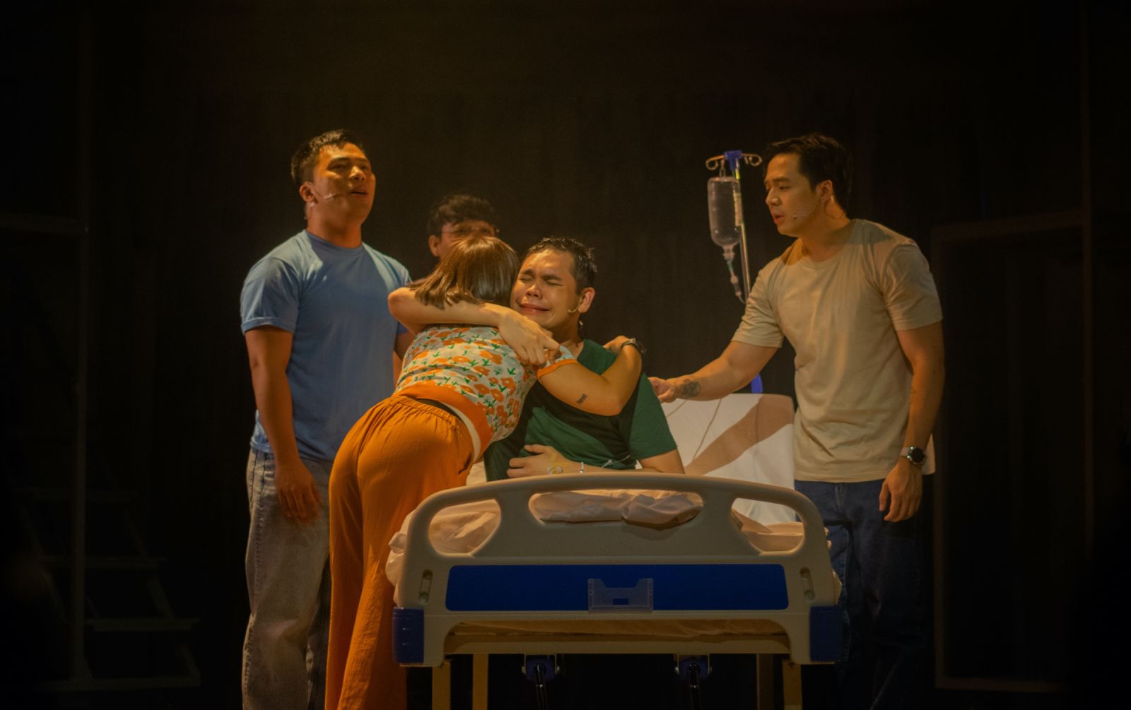The Thursday barkada comforting a heartbroken Chinno in the hospital (Photo: PETA)