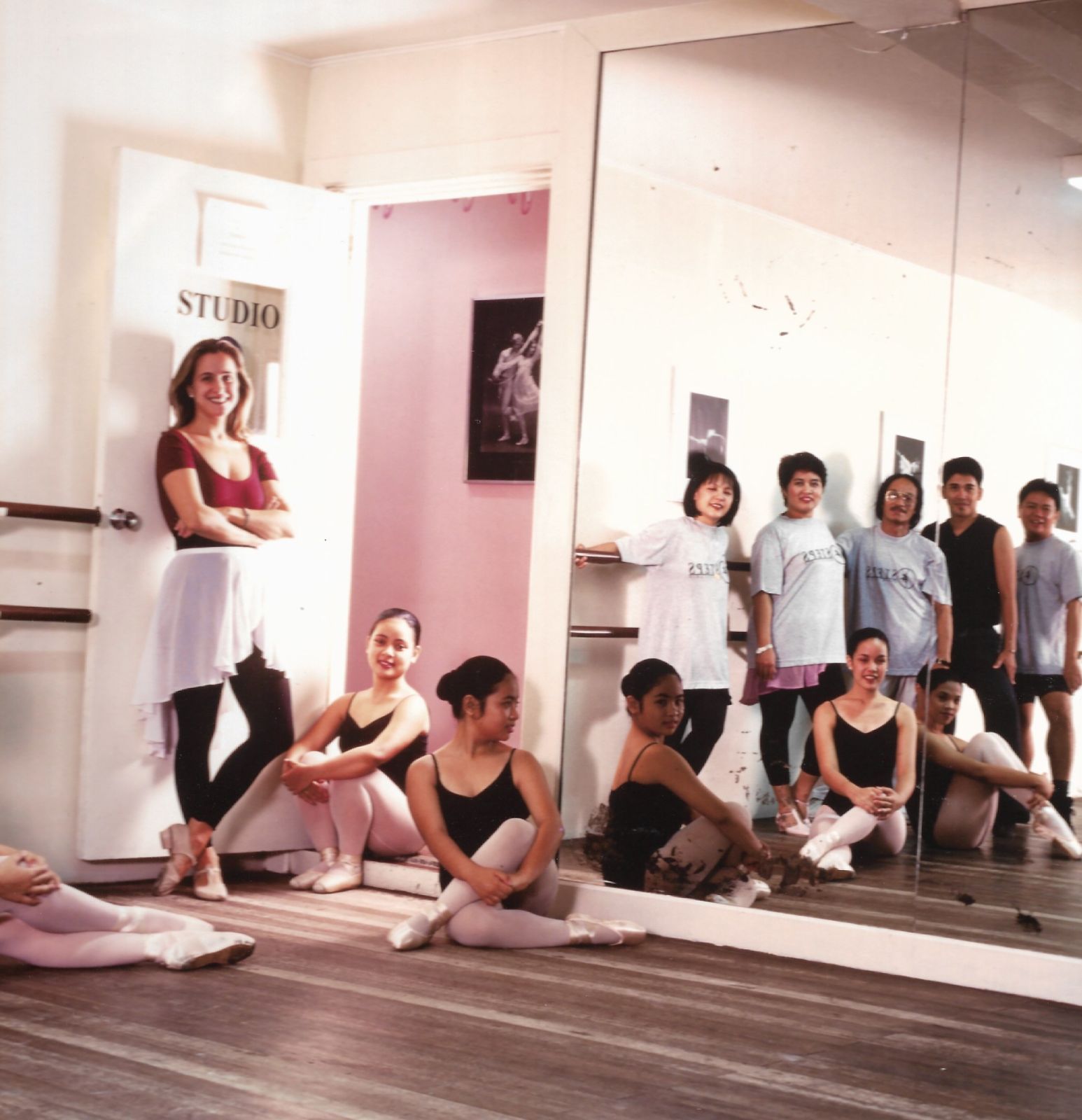 Sofia Zobel Elizalde with her students