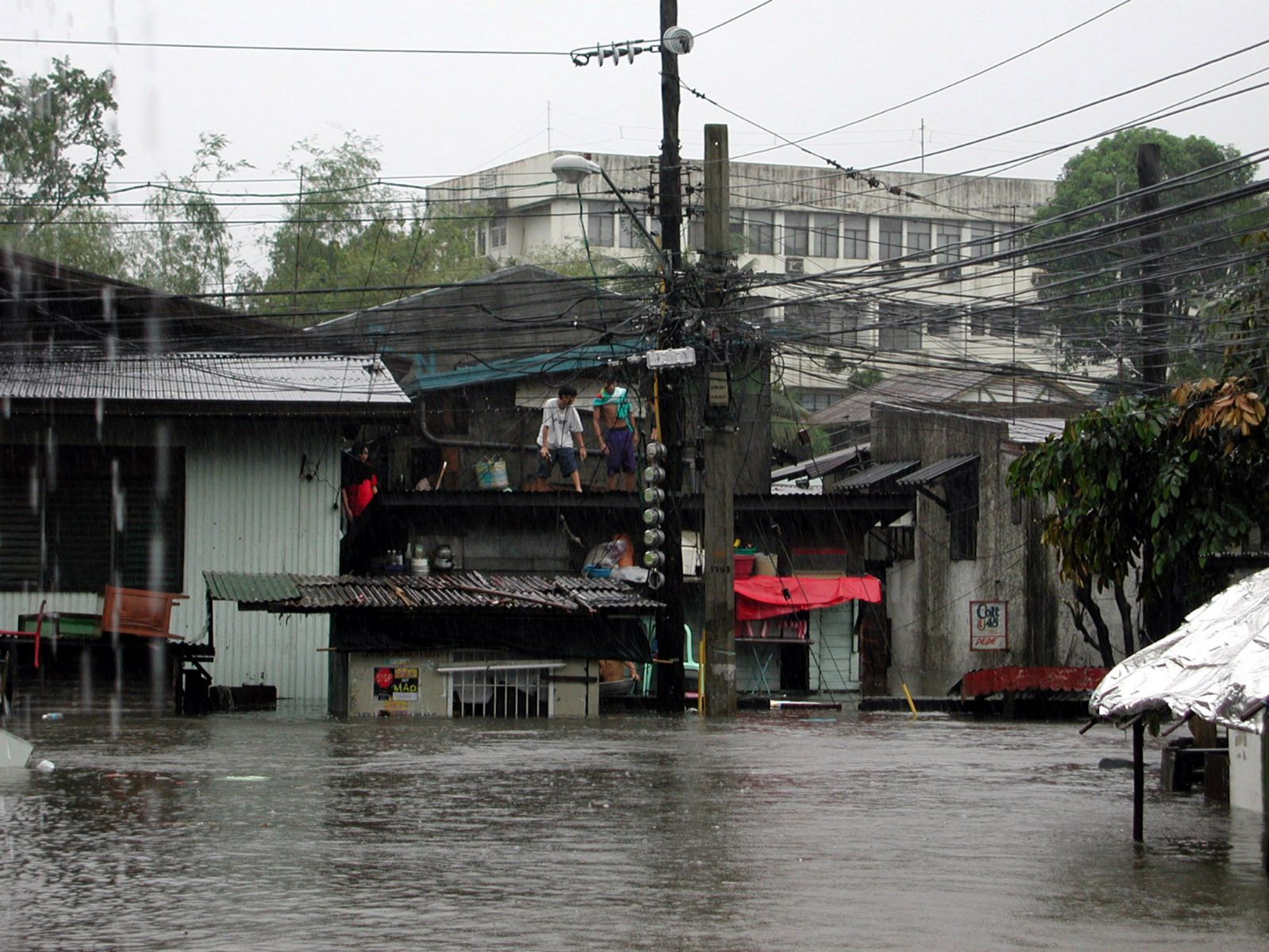 Flood waters rise November 3, 2000 during typhoon Seniang in Quezon City, Philippines. (Photo by Luis Liwanag/Getty Images)