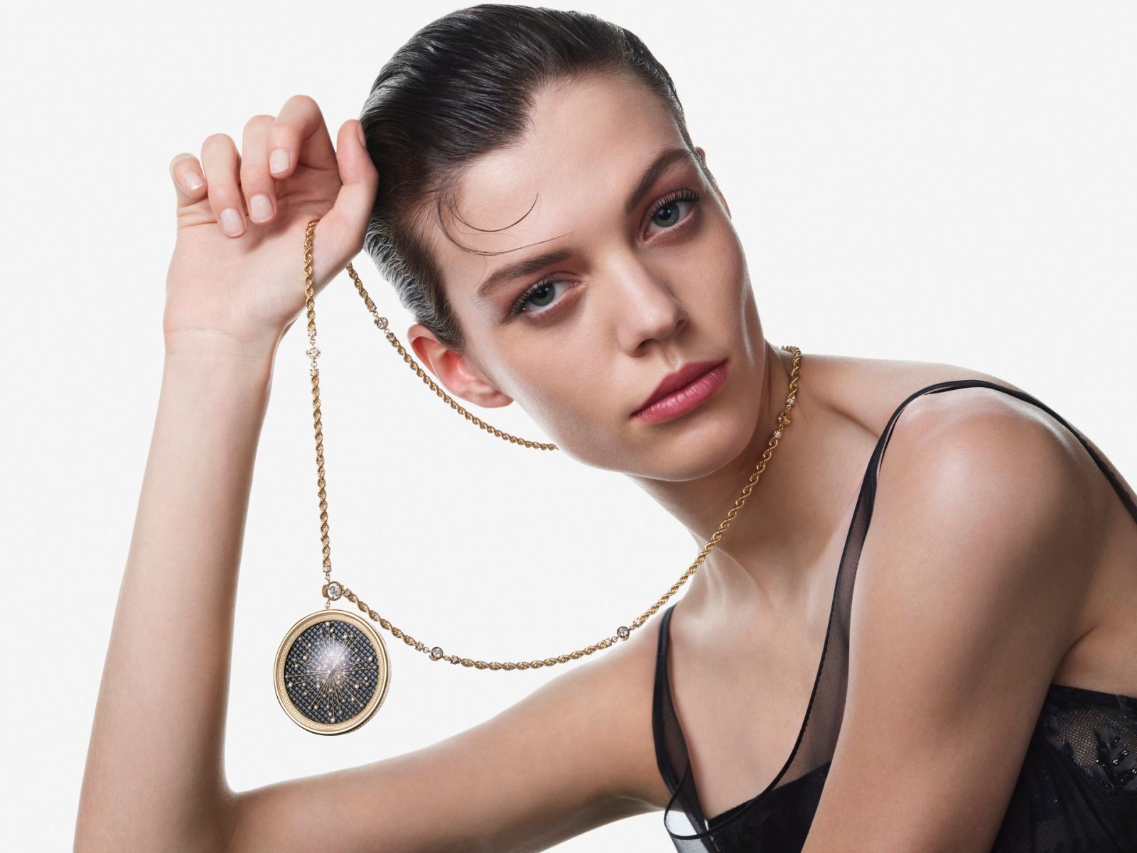 Mademoiselle Privé Pincushion Couture戒指錶長項鍊錶。（Photo: Chanel）