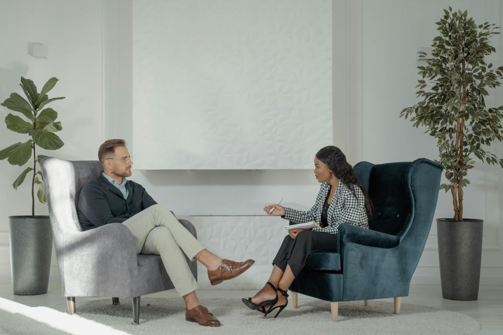 A psychologist talking to her patient (Photo: Pexels)