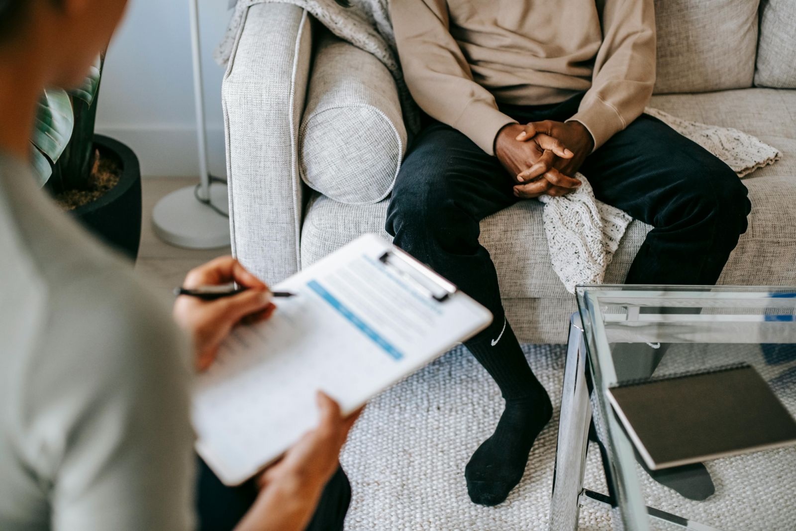 Client discussing problems with psychologist (Photo: Pexels)