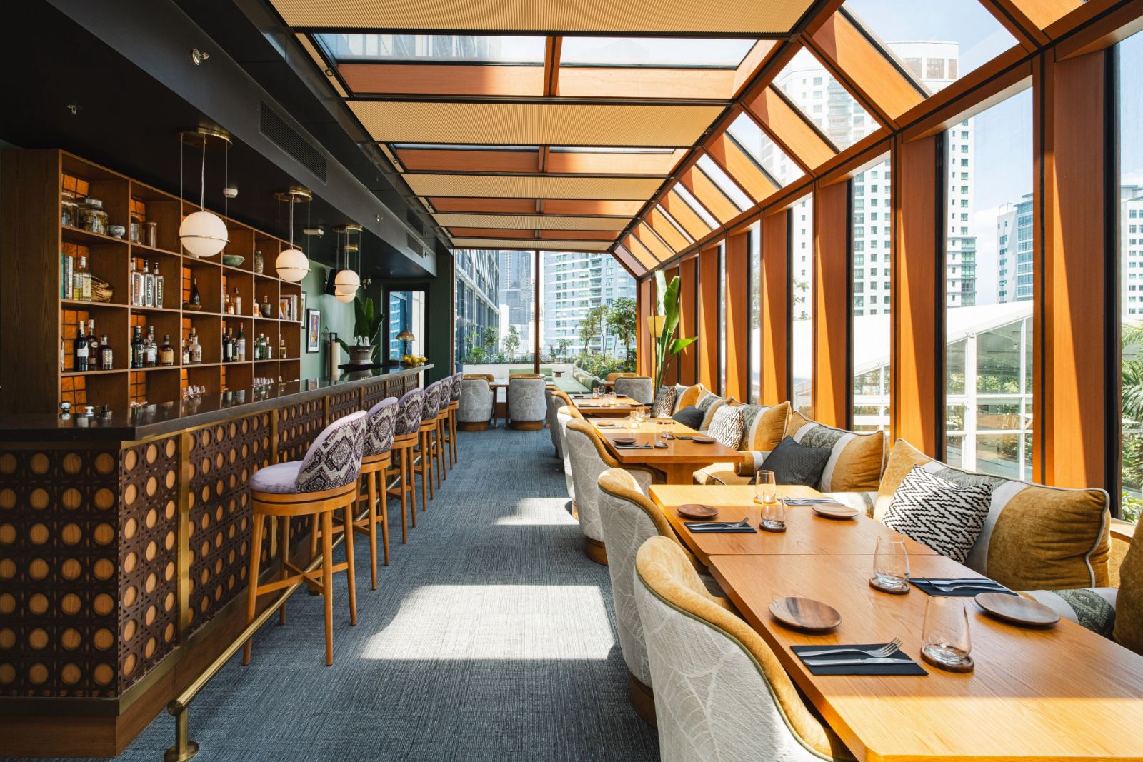 Hapag's cocktail lounge, Ayà