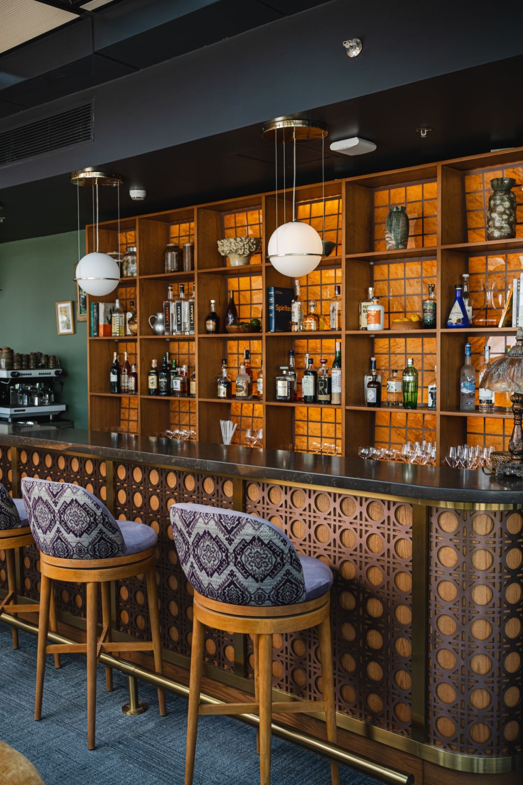 Hapag's cocktail lounge, Ayà