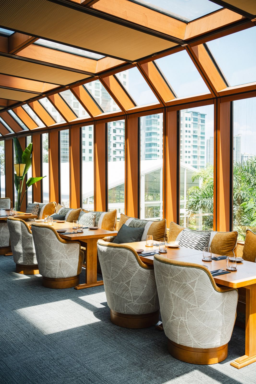 Hapag's cocktail lounge, Ayà
