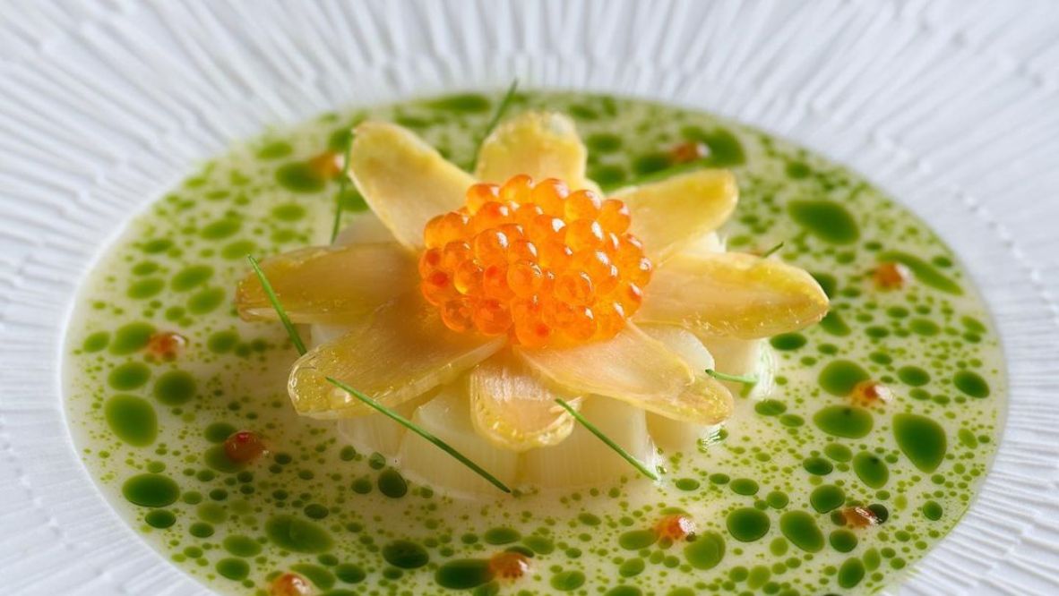 White Asparagus, champagne and scallion oil at Vicky Cheng’s VEA (Photo: Instagram / @vea_hk)