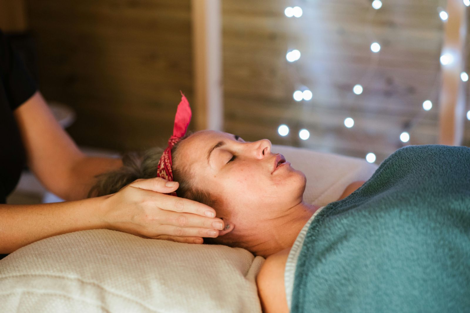 Professional conducting a reiki massage on a woman (Photo: Anete Lusina / Pexels)
