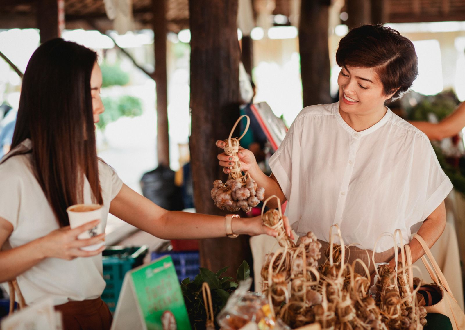 Women buying ginseng at a street market (Photo: Sam Lion / Pexels)