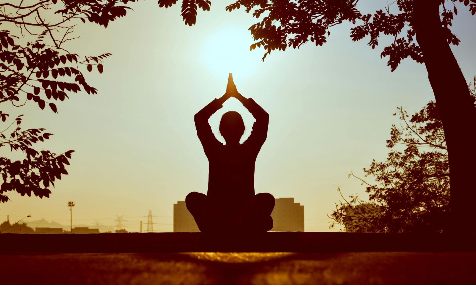 A woman doing yoga under the sun (Photo: Prasanth Inturi / Pexels)