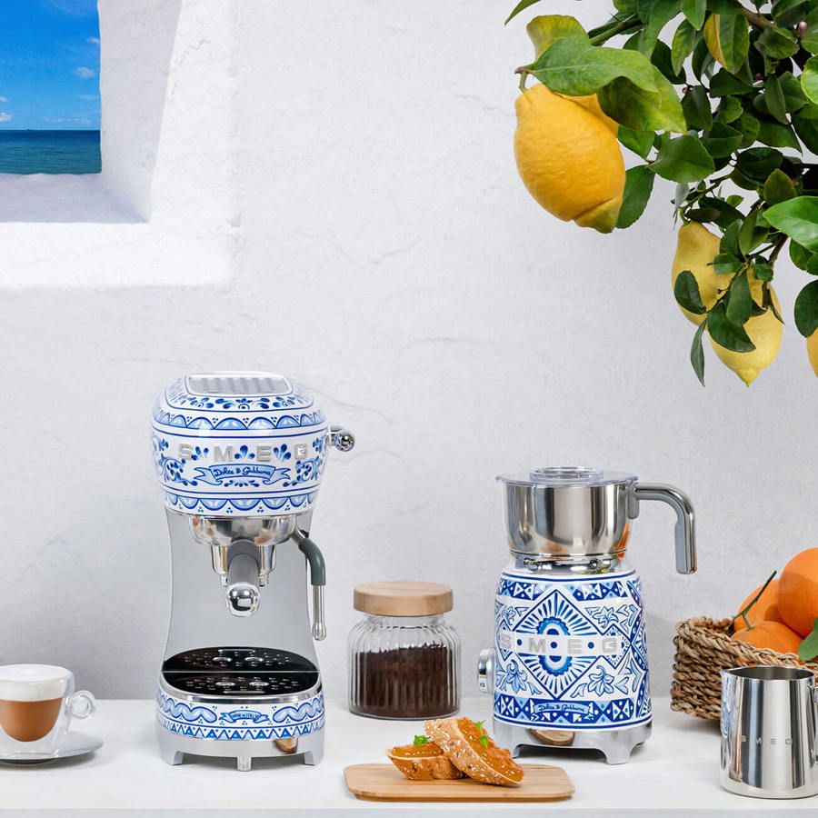 เครื่องทำกาแฟ Smeg x Dolce & Gabbana (ภาพ: Smeg UK)