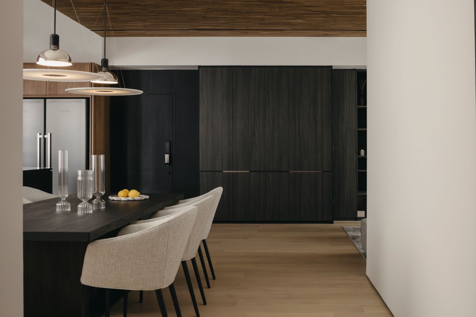The designers installed timber fixtures in varying shades and finishes to create visual interest and enhance the sense of dynamism in the home