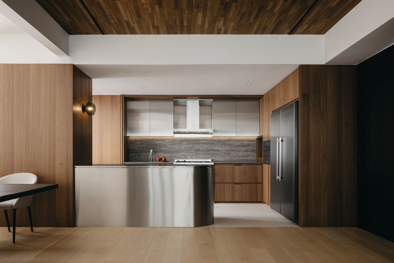 The use of timber and steel elements results in a compelling juxtaposition of the organic qualities of wood with the sleek appeal of metal