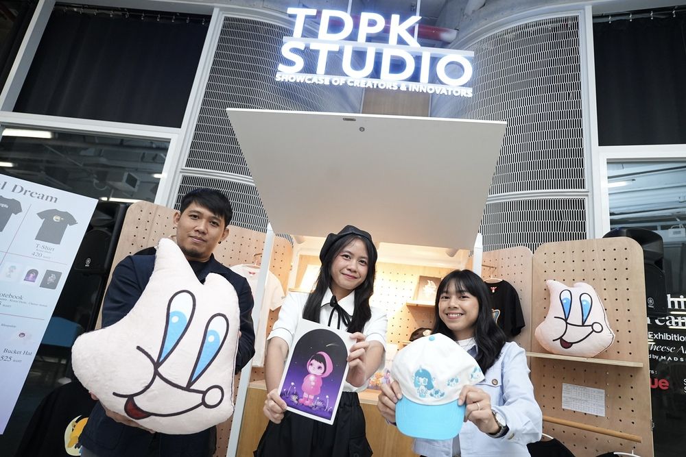 Artists of Mythical Dream Trio Exhibition  and exclusive merchandise
