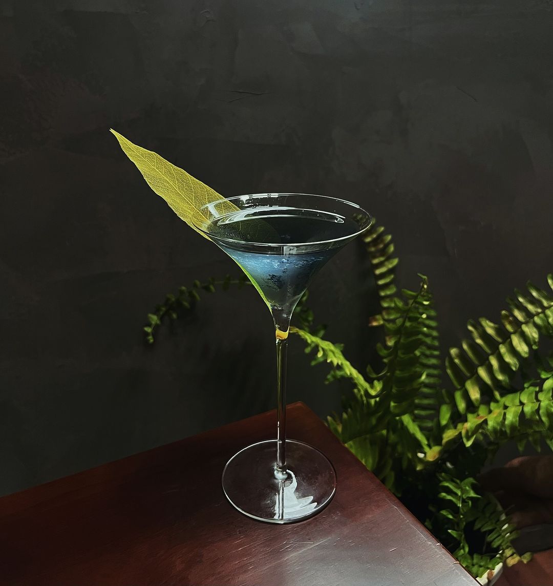 A cocktail of mezcal, violet, lychee, Campari, and dry vermouth (Photo: Instagram / @bar.terumi)