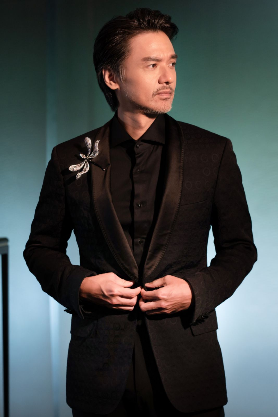 香港男星、轉型為導演的馮德倫佩戴二十週年系列蜻蜓胸針。(Photo: Cindy Chao)