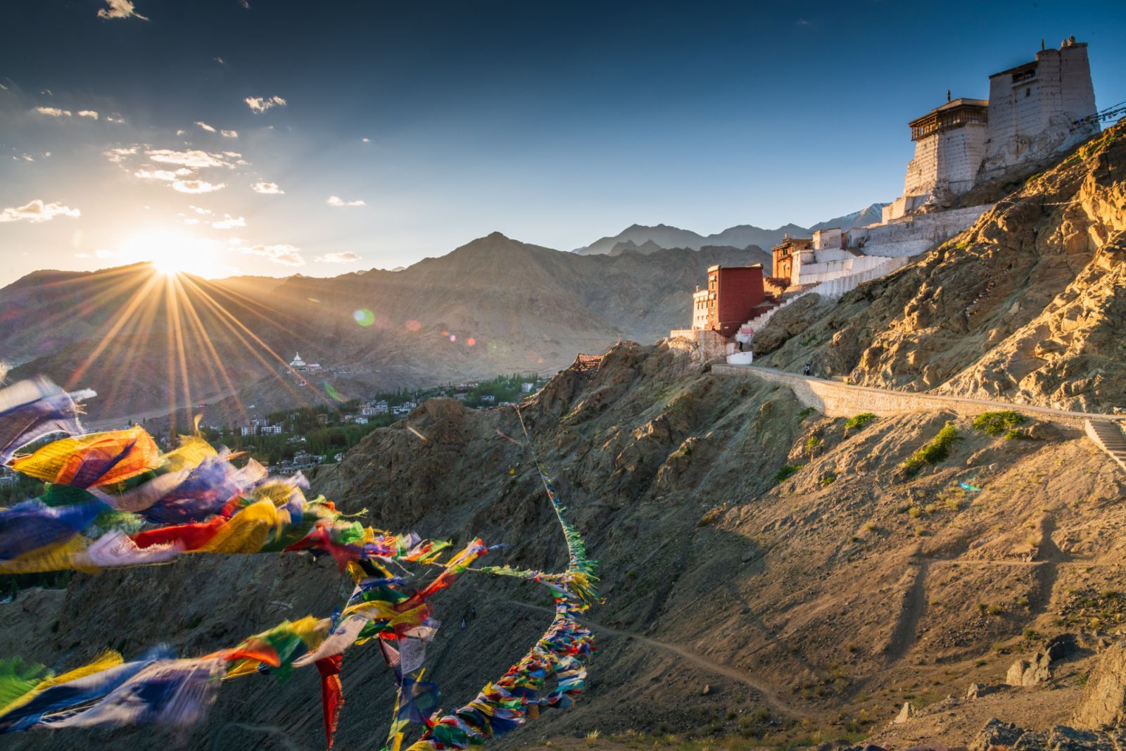 Bendera doa di istana Tsemo dengan latar belakang landskap salji gunung yang indah di Leh Ladakh