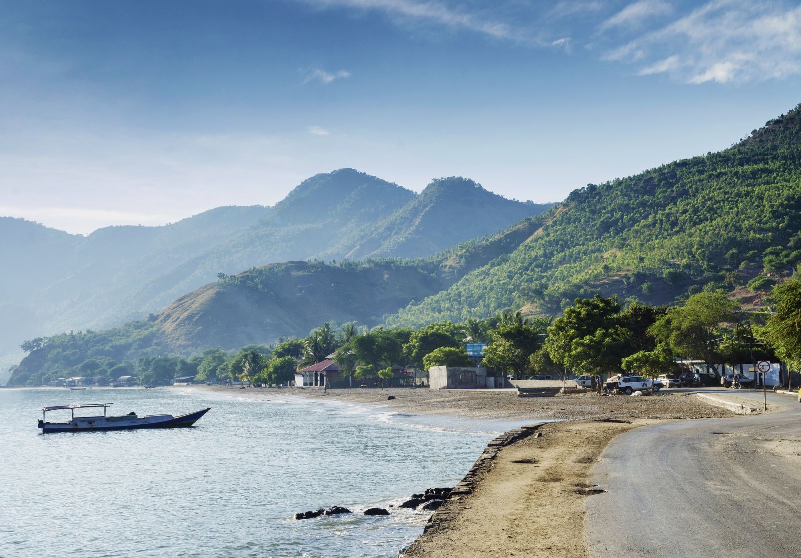 Syurga tropika dan eksotik Pantai Dili di Timor Timur pada awal pagi