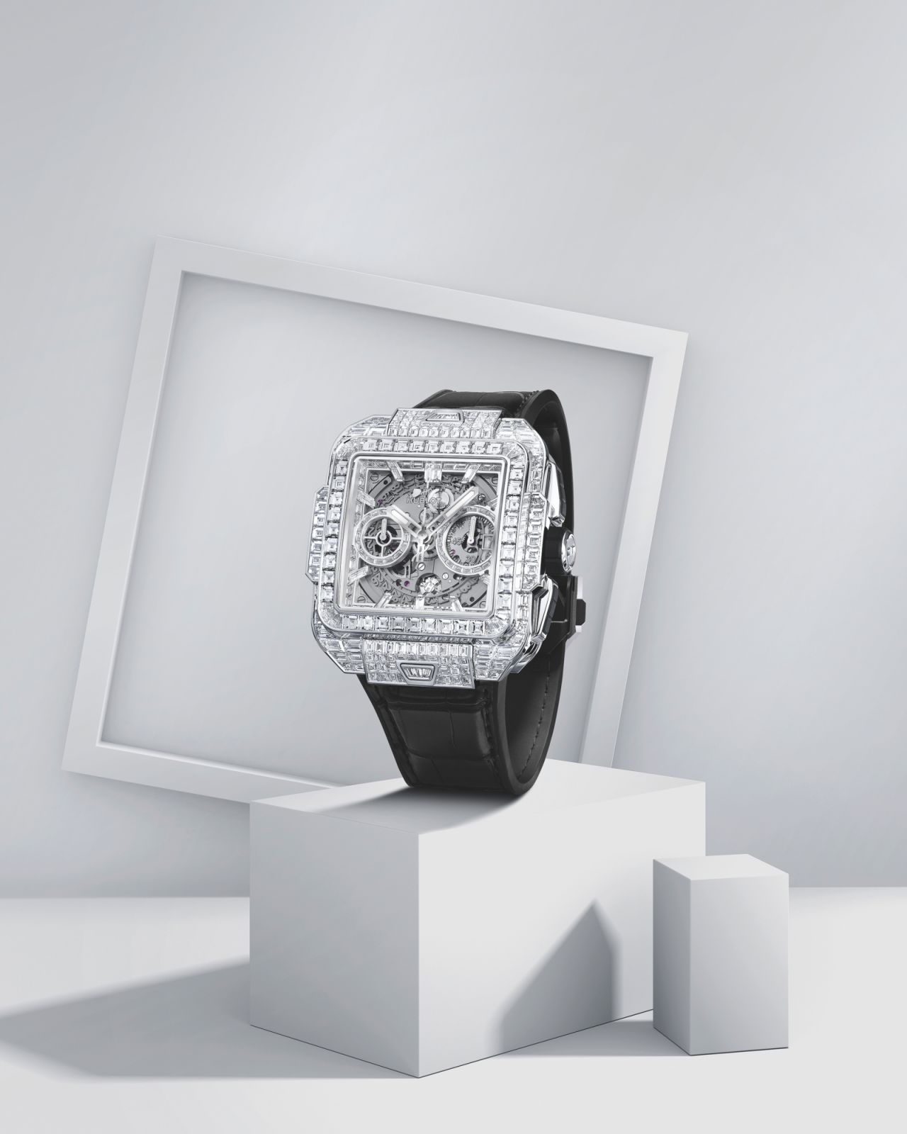 Square Bang Unico Diamonds Collection ตัวเรือนไทเทเนียม ขนาด  42.0 มม. เวอร์ชันประดับเพชรขอบตัวเรือน