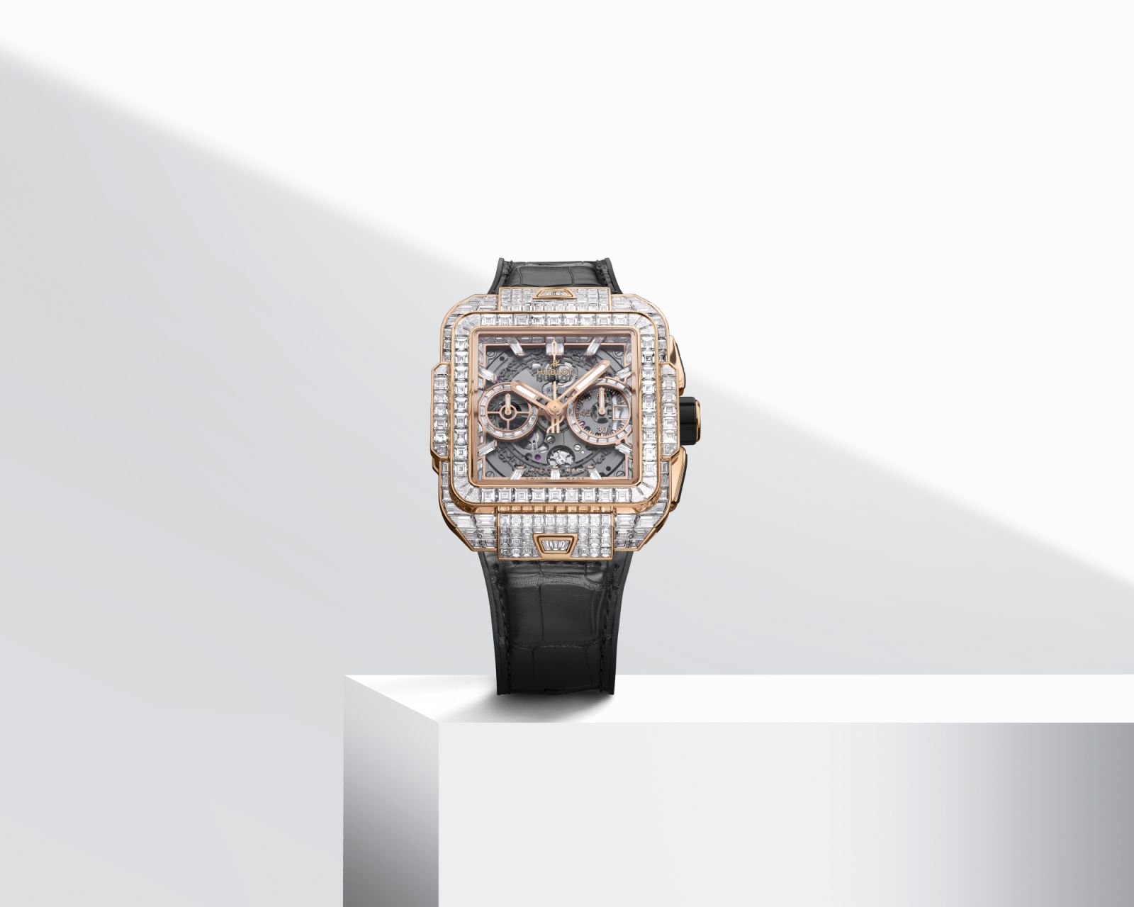 Square Bang Unico  Diamonds Collection ตัวเรือนคิงโกลด์ ขนาด  42.0 มม. เวอร์ชันประดับเพชรขอบตัวเรือน, กันน้ำได้ลึก 100 เมตร