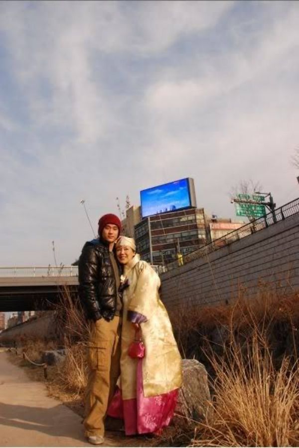 Kim Soo-hyun bersama ibunya di Seoul (Photo: Facebook @Kim Soo Hyun International Fanclub)