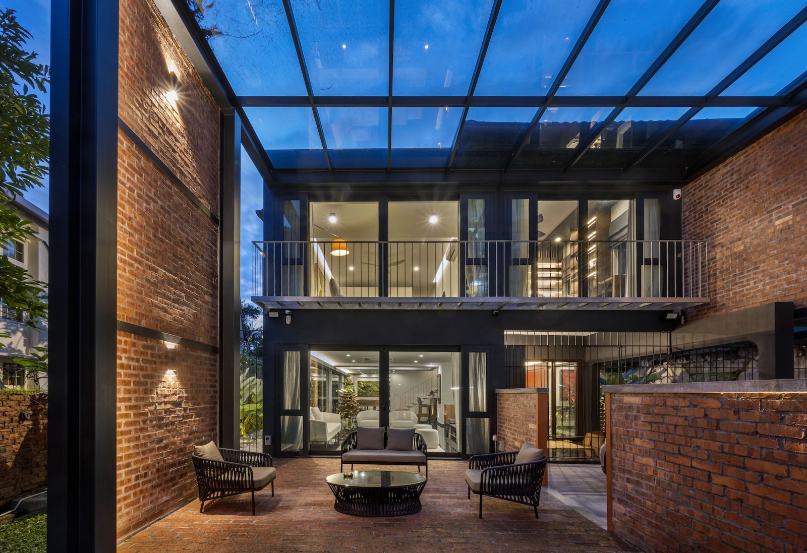The garden patio with raw brick walls (Photo: Lin Ho)